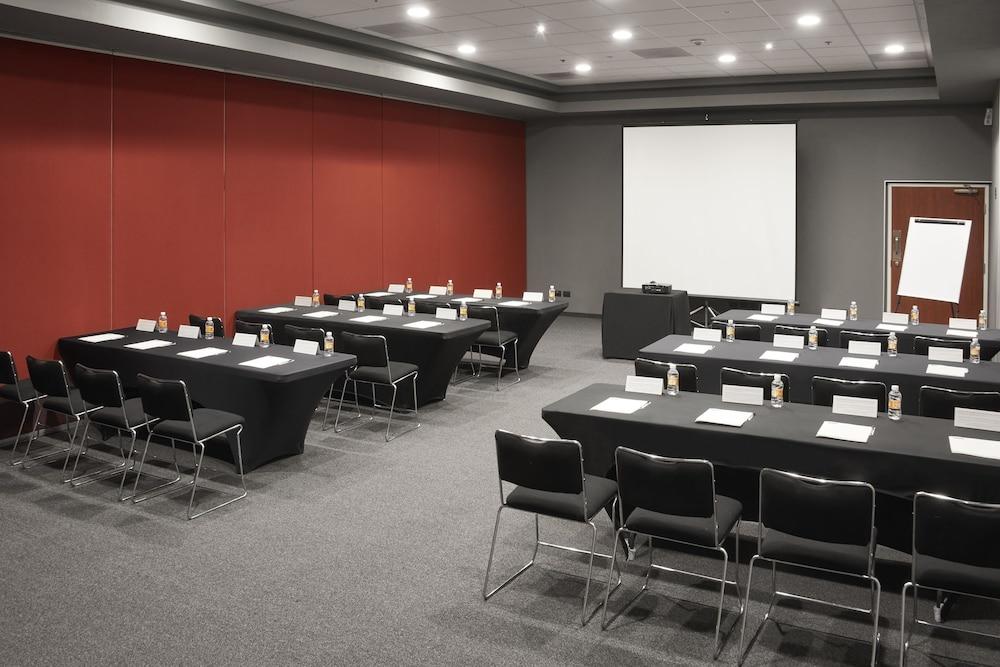 Hotel Express By Marriott Guadalajara Expo 4*