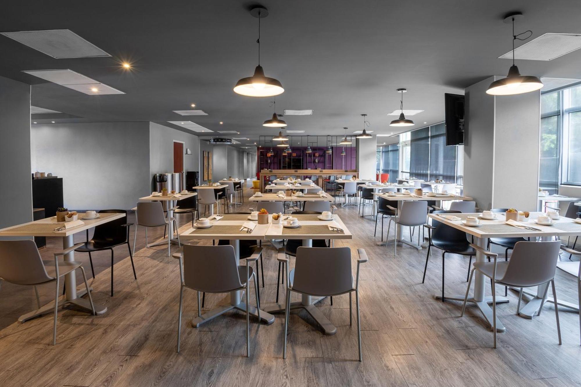 Hotel Express By Marriott Guadalajara Expo 4*