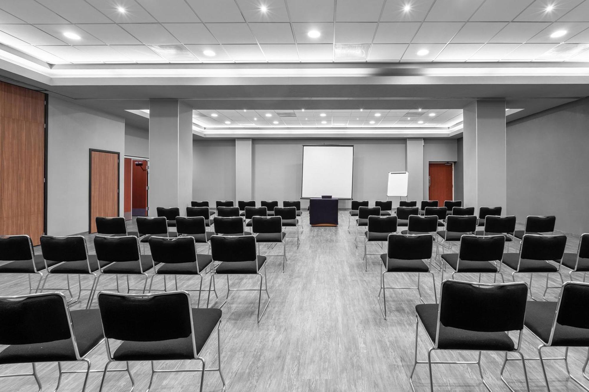 Hotel Express By Marriott Guadalajara Expo 4*